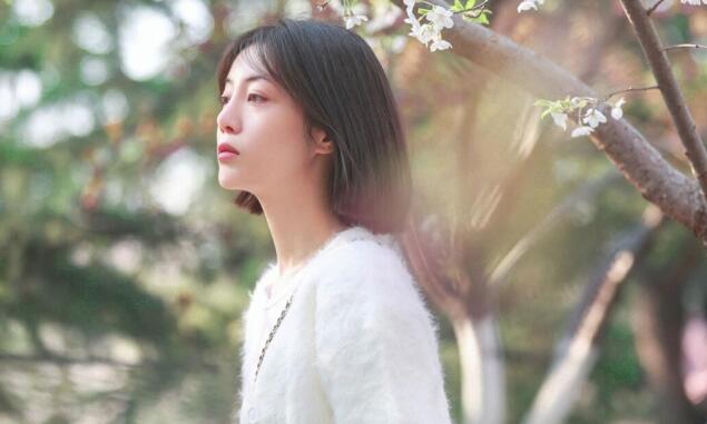李溪芮初恋感樱花写真 阳光满溢元气率真