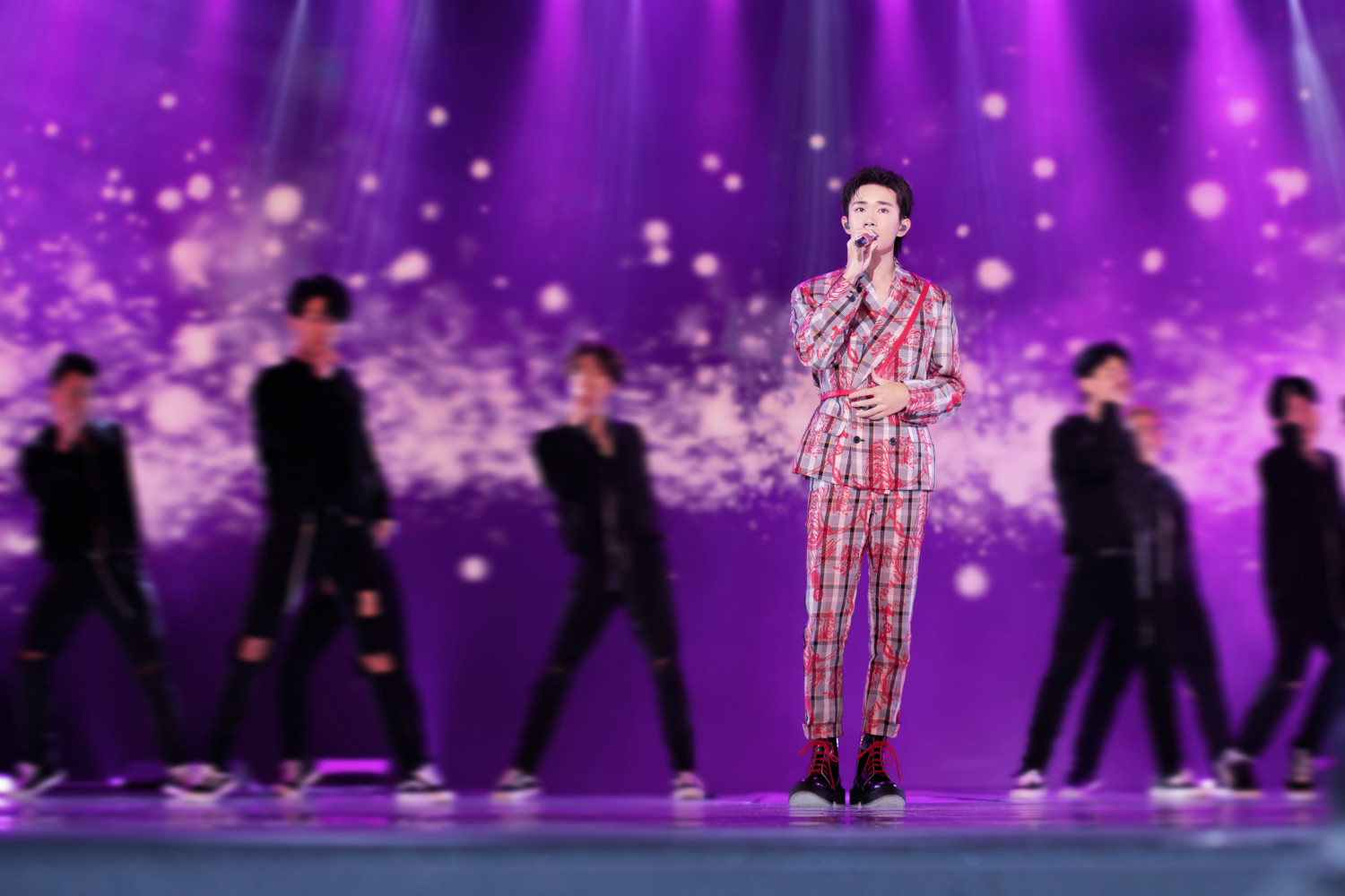易烊千玺新歌《I Adore You》上线 温润声线演绎纯粹浪