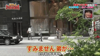 采访的过程中，收音麦克突然变成电火花射向她