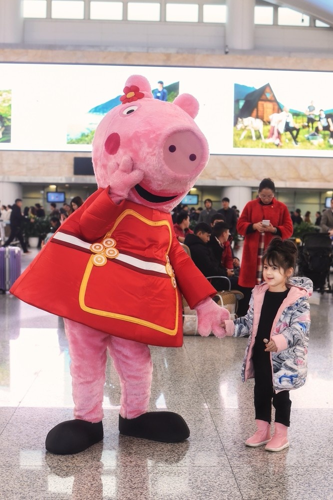 《小猪佩奇》 曝粤语版预告 “机场快闪”引围观