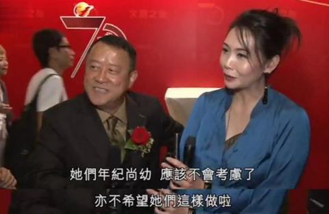 邱淑贞19岁女儿恋爱了？携小鲜肉逛街，男孩长相酷