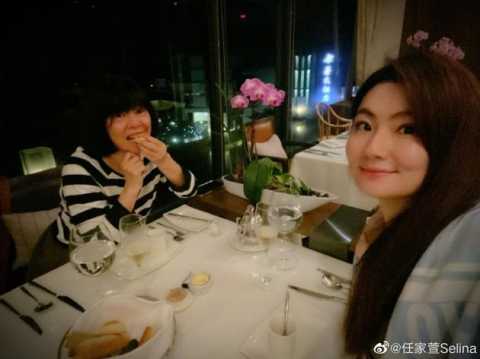 Selina与妈妈约会享受美食 母女俩颜值高似姐妹淘