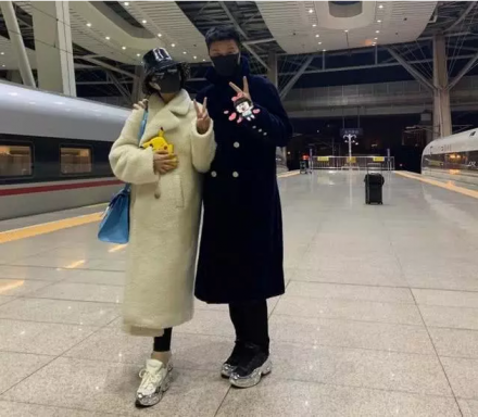 接地气！范冰冰坐高铁低调返京 获老爸在车站迎接