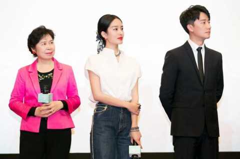 杨采钰新片超前观影化身＂同声传译＂ 克制式表演